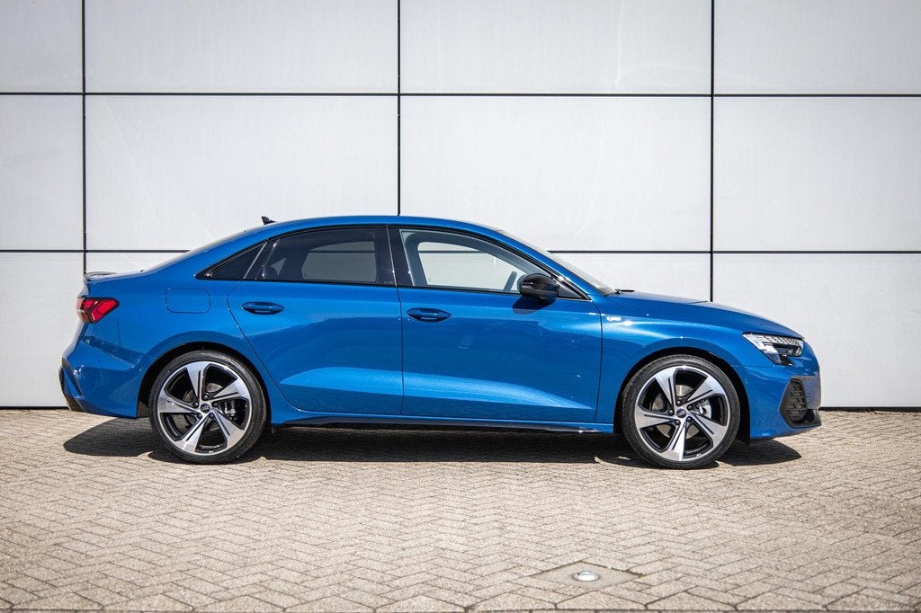Audi A3 Limousine 35 TFSI 150pk S-tronic S Edition | Head-up, 1300 kg, 4 cilinders, Blauw, Origineel Nederlands