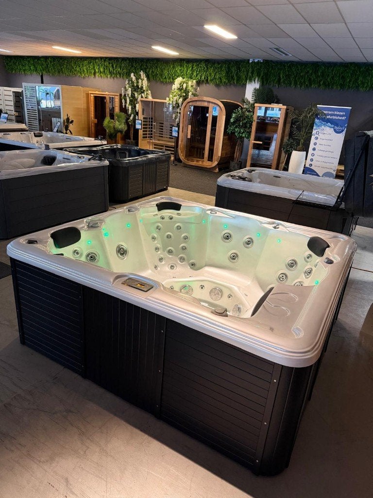 Luxe 6-persoons jacuzzi - 1 ligplaats - nekmassage, Ophalen, Zo goed als nieuw, Afdekzeil, Vast