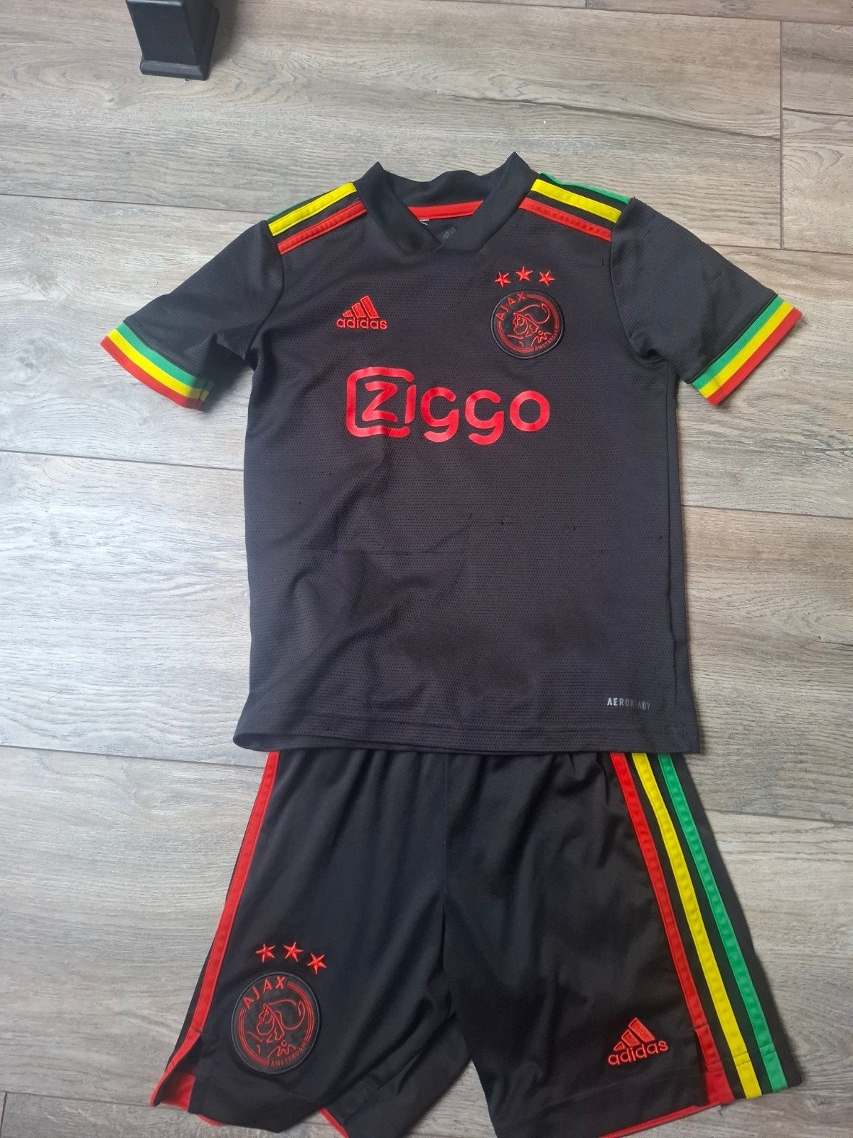 Ajax Bob Marley Trainingspakje maat 140, Adidas, Gebruikt, Jongen of Meisje, Sport- of Zwemkleding