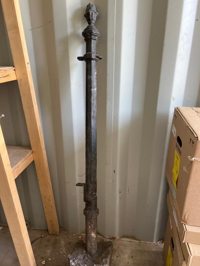 Massief gietijzeren baluster / hekpaal met sierlijke top, Ophalen