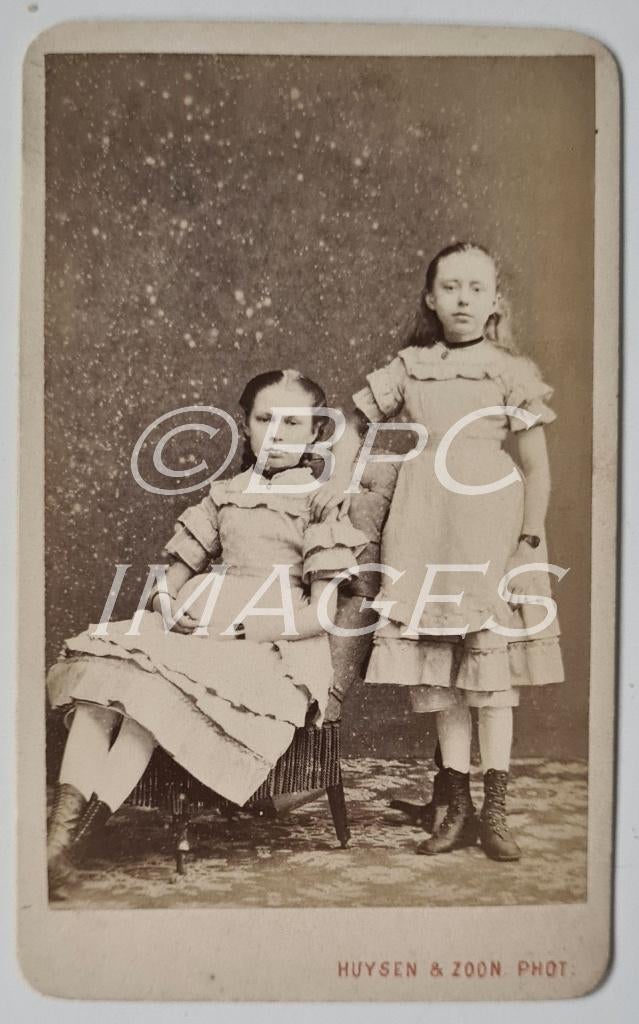 cdv 2 meisjes staand zittend 1880's Hoorn, Verzamelen, Foto's en Prenten, Gebruikt, Verzenden, Foto, Voor 1940