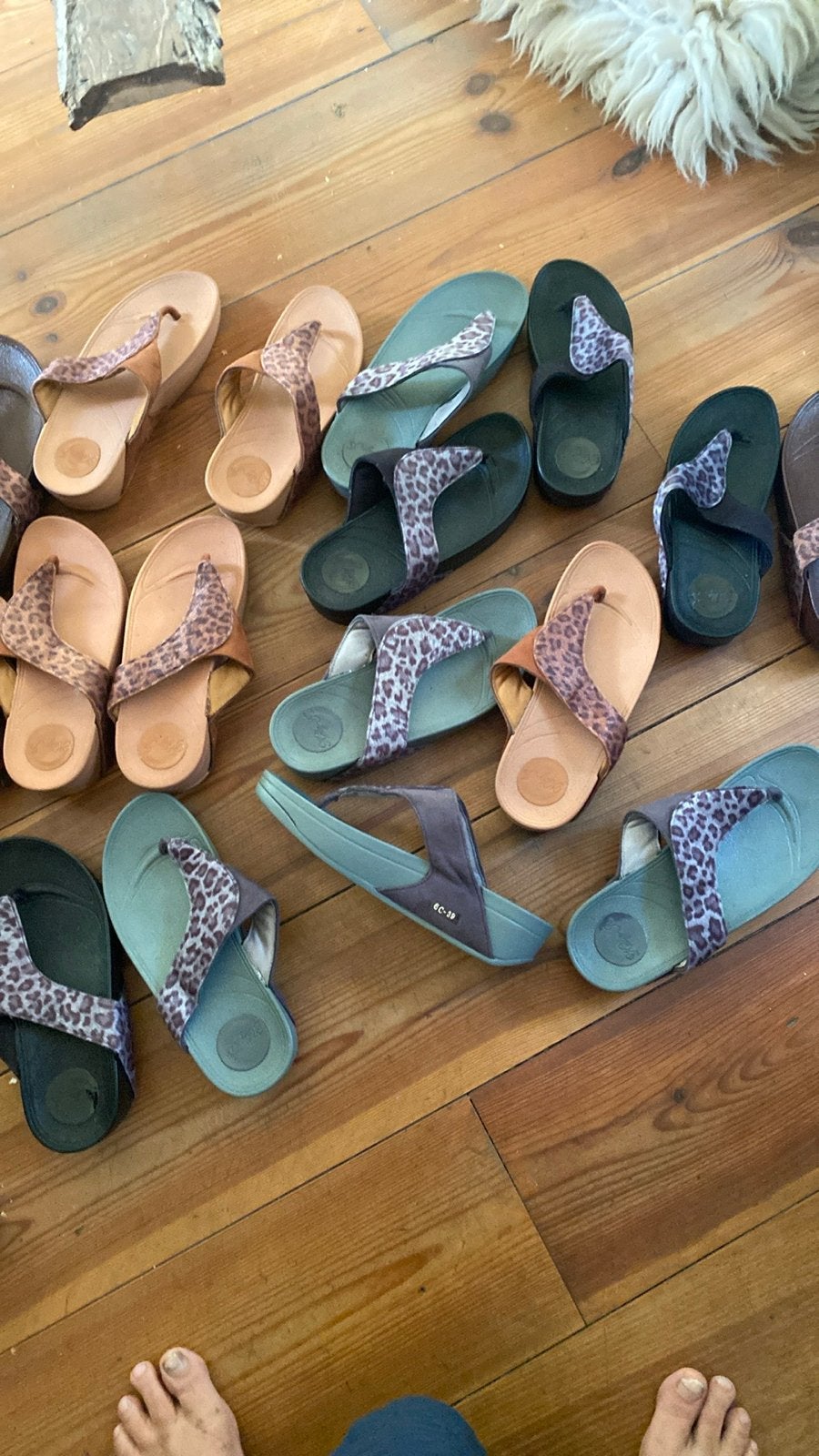10 paar nieuwe teenslippers met sleehak, diverse maten, Ophalen of Verzenden, Nieuw, Slippers