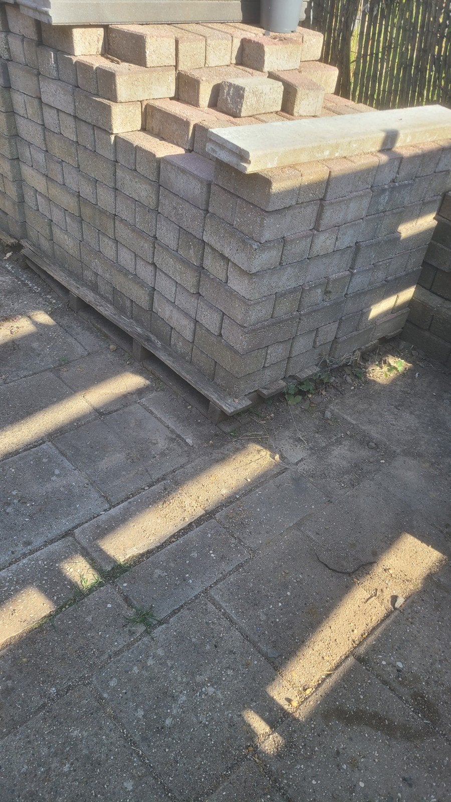 Gratis 10 - 12 m2 Beton Klinkers, Tuin en Terras, Ophalen, Gebruikt, Klinkers, 10 m² of meer