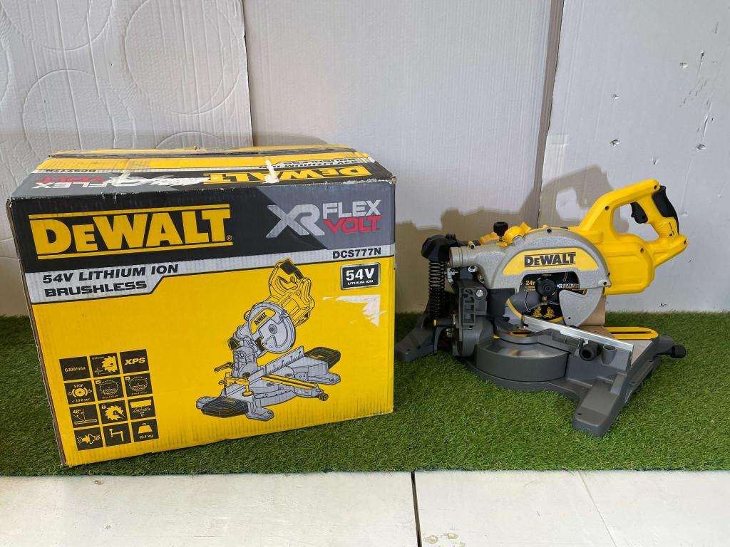 DeWALT DCS777N-XJ 54V XR Accu afkort&verstekzaag 216 x 30mm, Niet ingevuld, Niet ingevuld, Ophalen of Verzenden, Zo goed als nieuw