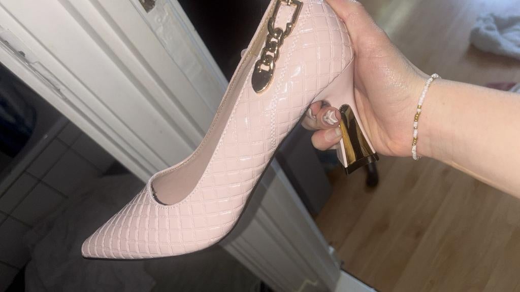 Nieuwe Roze Pumps met Gouden Details - Maat 40, Kleding | Dames, Schoenen, Ophalen, Nieuw, Roze, Pumps