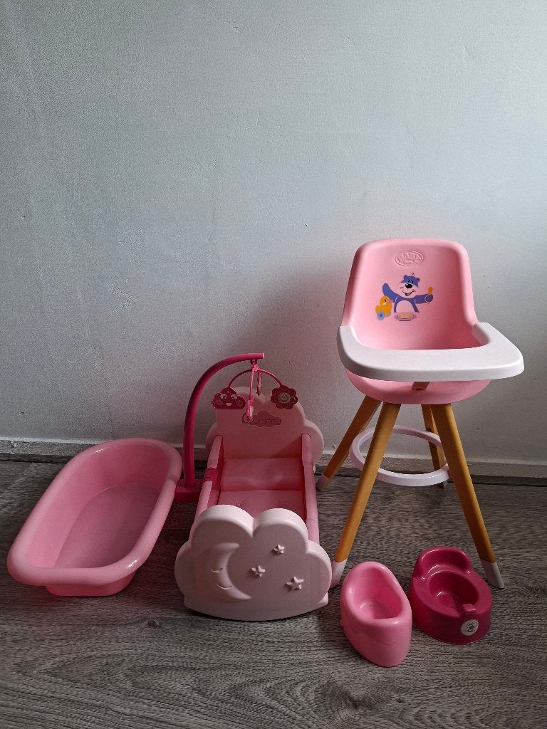 Poppenstoel met bedje en bad, Ophalen, Zo goed als nieuw, Jongen of Meisje