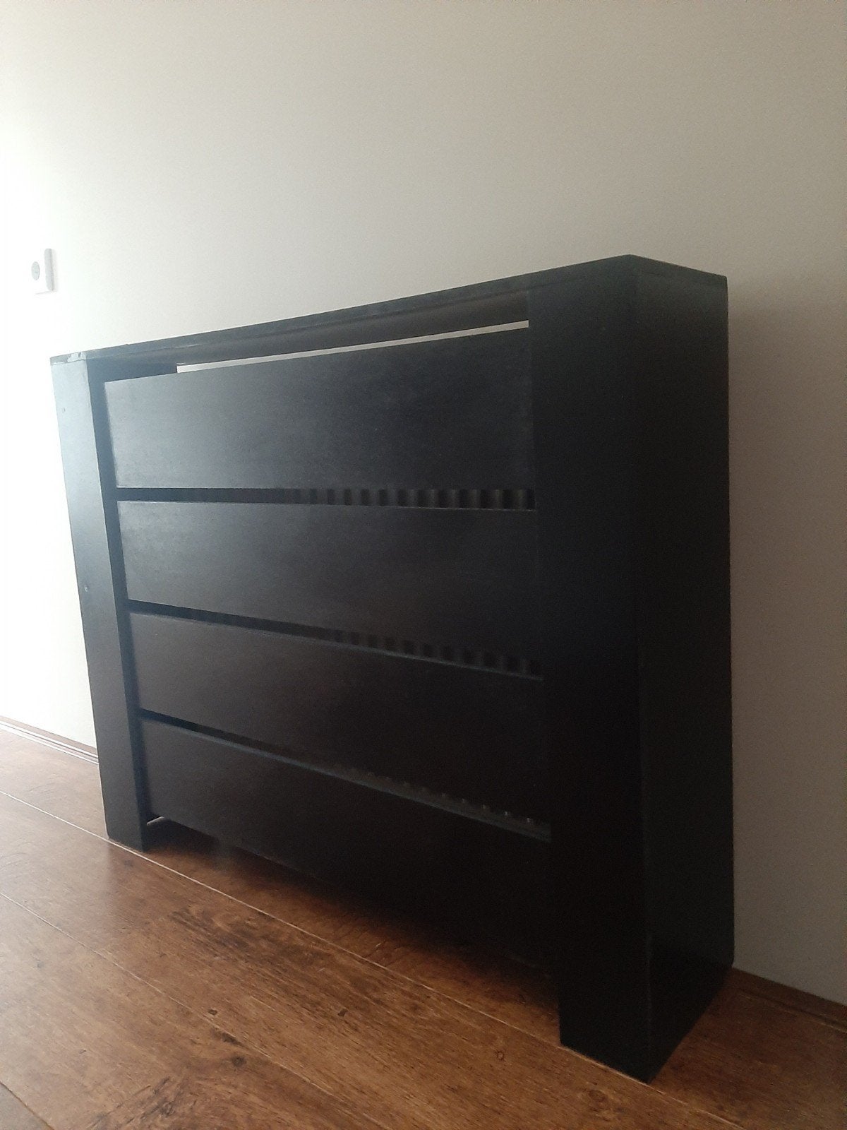 Houten radiatorombouw 95x21.5x77 cm met plintuitsparing, Ophalen, Gebruikt