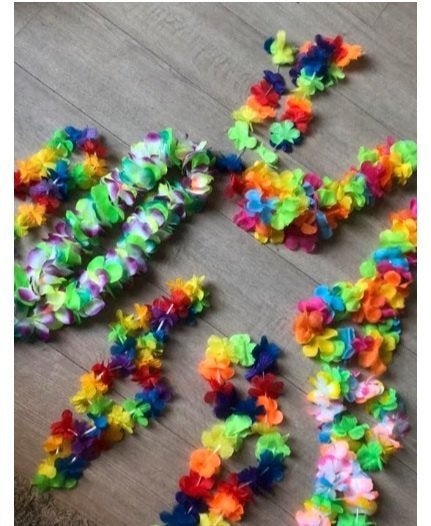 Diverse Hawaï bloemen ketting per stuk 0,50	 € 0,50, Ophalen of Verzenden, Zo goed als nieuw, Maat 46/48 (XL) of groter, Carnaval
