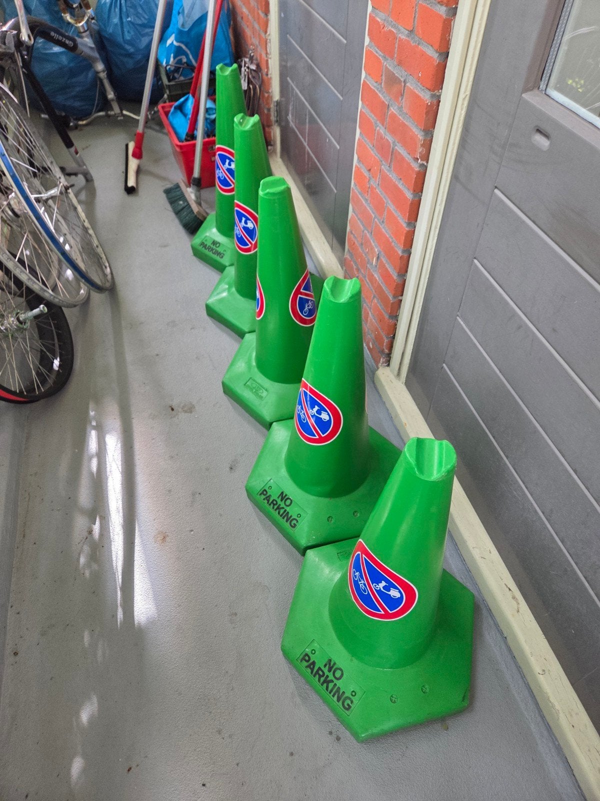 Set van 5 groene 'No Parking' verkeerskegels, Ophalen
