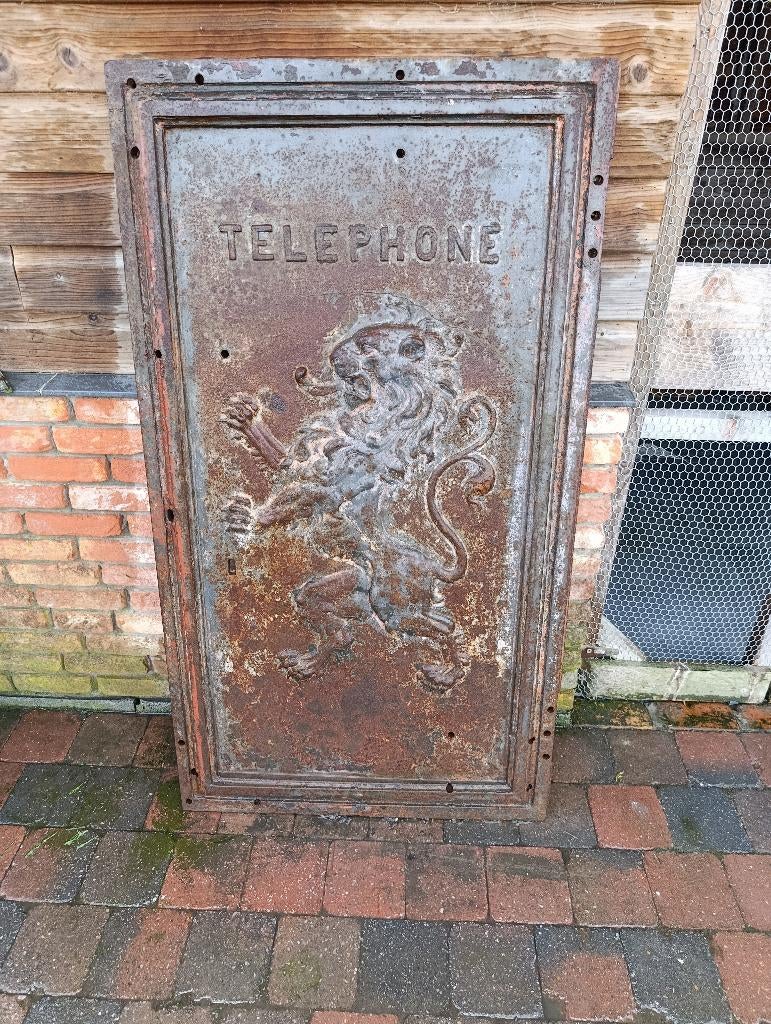 Groot zwaar gietijzer bord, Ophalen