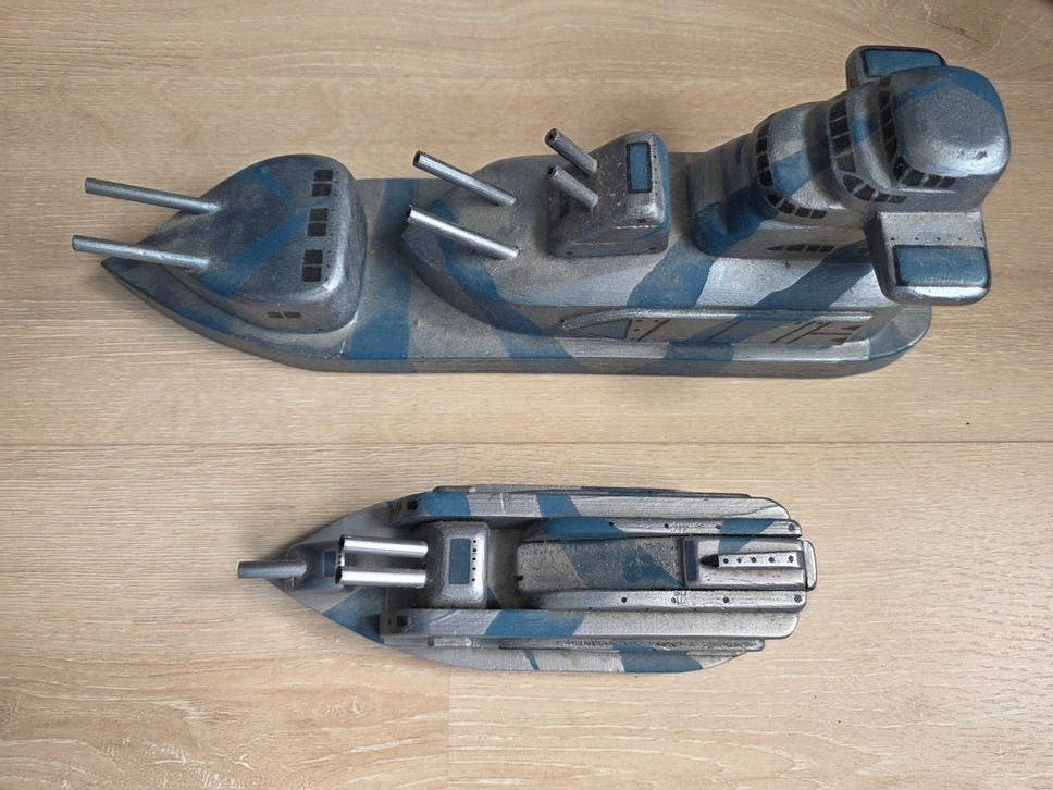 Twee handgemaakte houten oorlogsschepen, Ophalen of Verzenden, Gebruikt