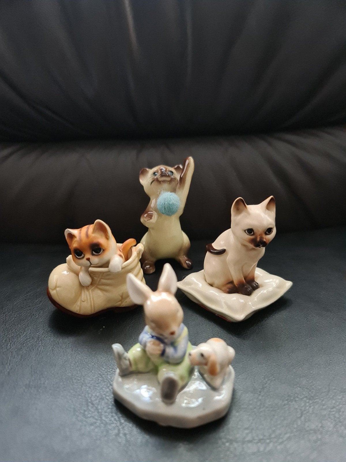 Set van 4 schattige keramische beeldjes: katten en konijn, Ophalen of Verzenden, Gebruikt, Hond of Kat, Beeldje of Figuurtje