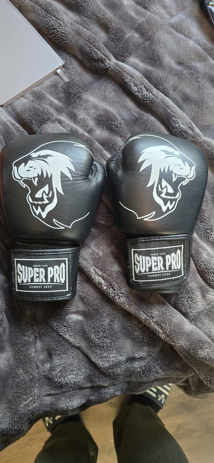 Kickboks set: Bokshandschoenen, scheenbeschermers (XS), tok, Sport en Fitness, Ophalen, Gebruikt, Vechtsportbescherming