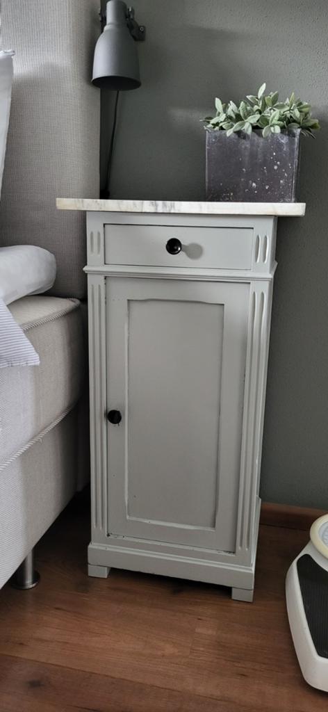 Nachtkastje met marmeren blad /75,-, Huis en Inrichting, Slaapkamer | Nachtkastjes, Ophalen, Minder dan 45 cm, 70 cm of meer