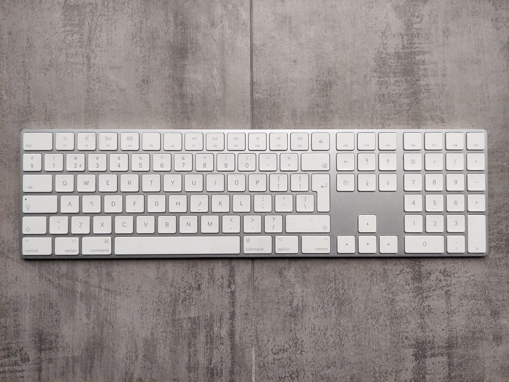 Apple toetsenbord wit in nette staat, Computers en Software, Toetsenborden, Ophalen of Verzenden, APPLE