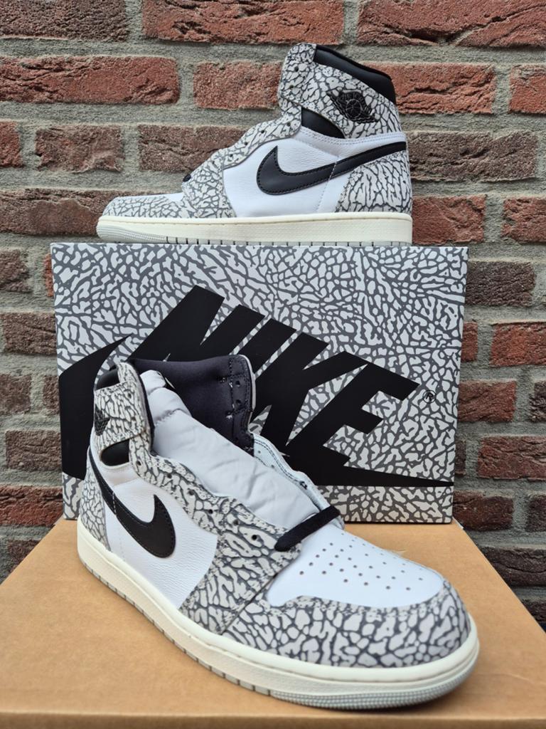 AIR JORDAN 1 "WHITE CEMENT" (2023) - maat 44½ - nieuw!, Kleding | Heren, Schoenen, Wit, Nieuw, Ophalen of Verzenden, Sneakers of Gympen