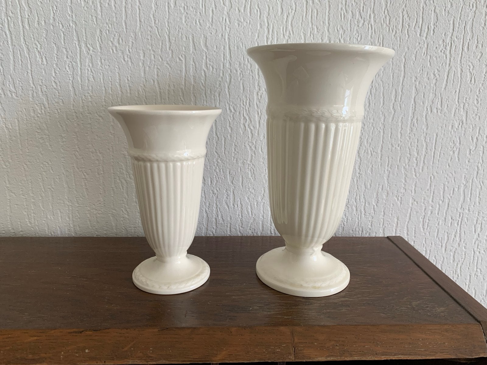 Set van 2 Wedgwood Edme vazen - Crèmekleurig aardewerk, Antiek en Kunst, Antiek | Vazen, Ophalen