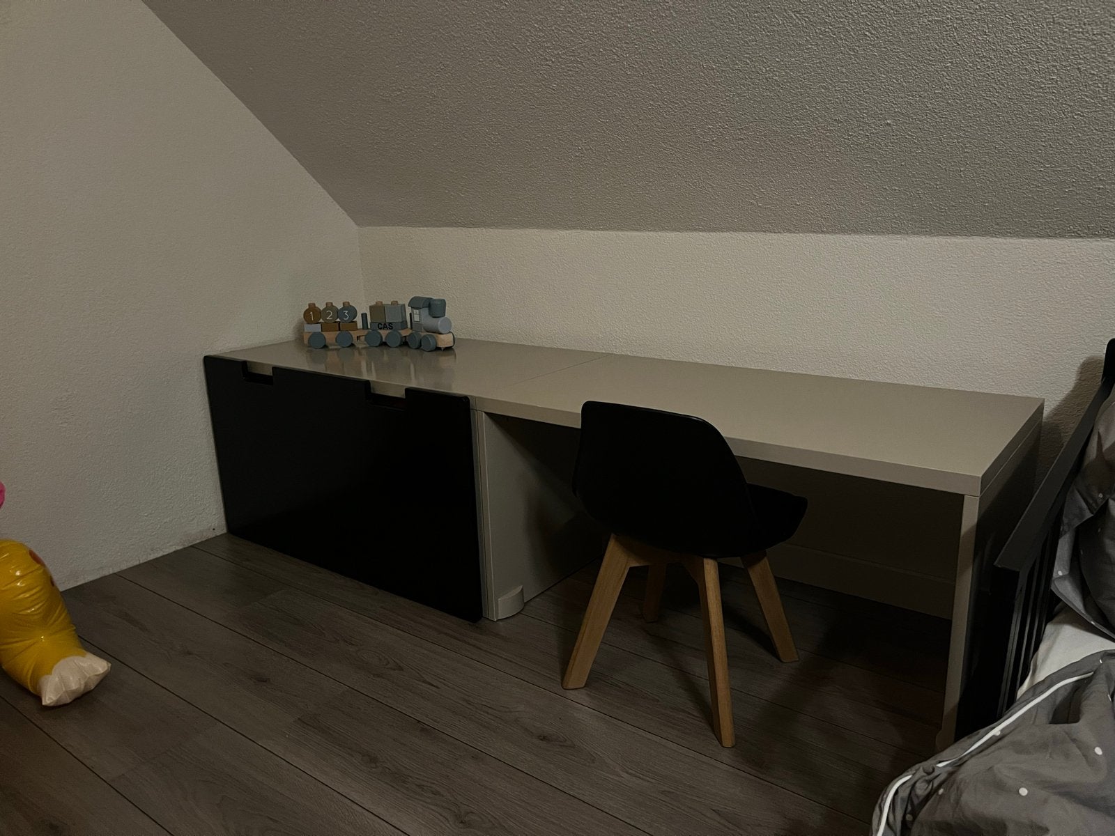 IKEA Smastad / Platsa Kinderbureau met Speelgoedkist, Ophalen, Opbergruimte, Kinderbureau, Zo goed als nieuw