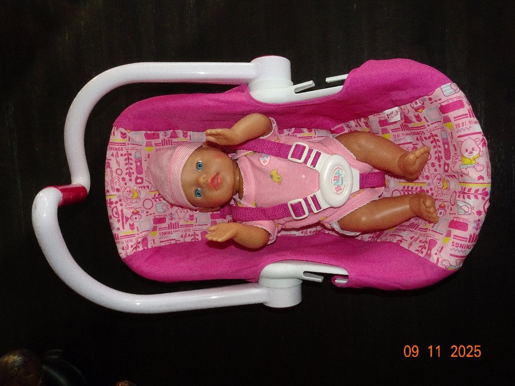 Baby Born pop (43cm) met draagstoel ,muts, romper, Ophalen of Verzenden, Zo goed als nieuw, Babypop