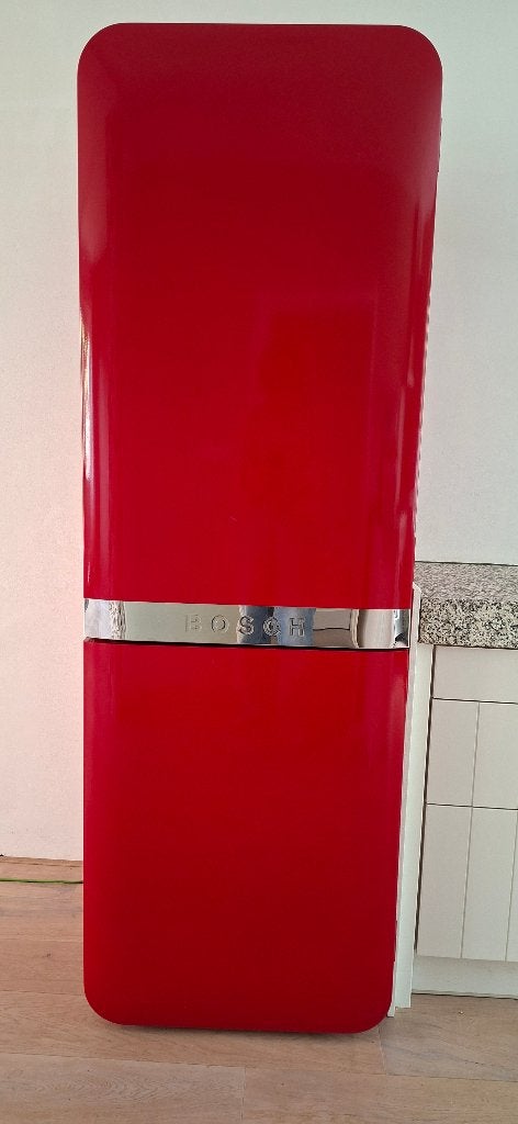 Superzuinige rode retro Bosch koelkast, Ophalen, Gebruikt, 200 liter of meer, 60 cm of meer