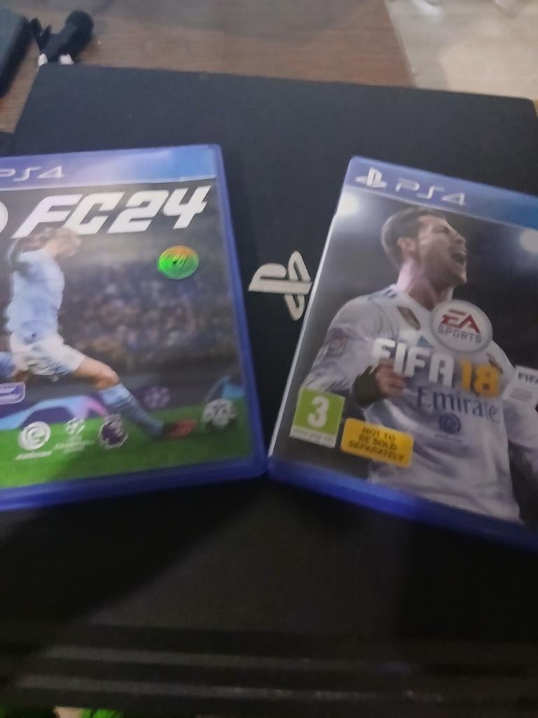 PS4 met 2 controllers, FC 24 en FIFA 18 plus keyboard, Ophalen, Gebruikt, 2 spelers, Eén computer