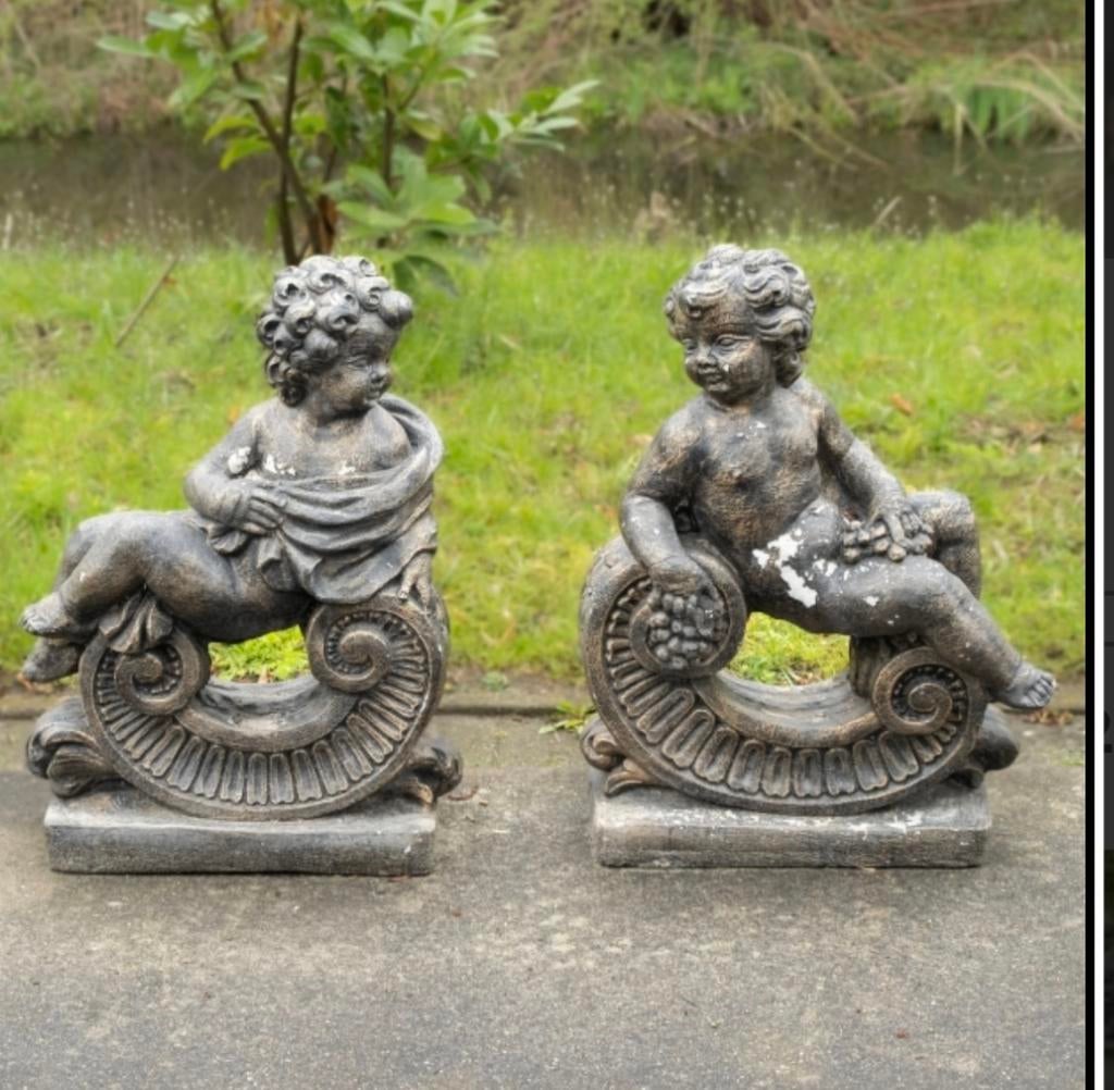 Twee gezwarte gipsen putti beelden - sleets, Antiek en Kunst, Ophalen, Groep mensen, Gips, 50 - 100 cm