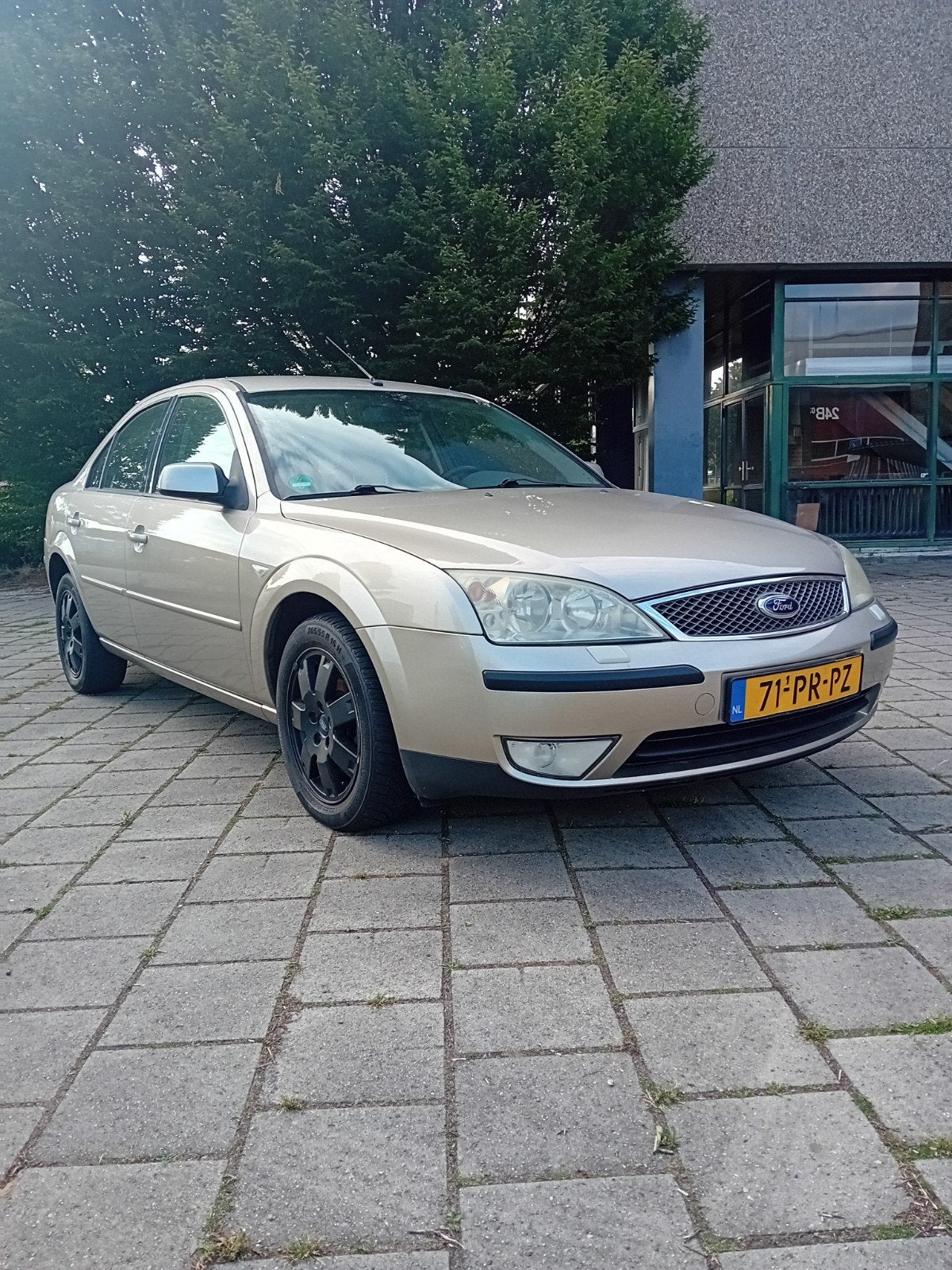 Ford Mondeo 1.8 16V 92KW Sedan 177000km 2004 Beige, Auto's, 125 pk, 680 kg, 4 cilinders, Beige