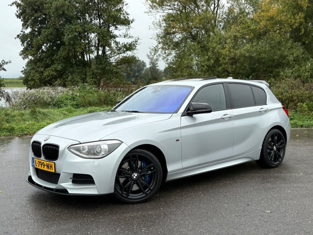 Bmw 1-serie M135i High Executive Pano H&K Leder Camera NIEUW, Auto's, Gebruikt, 320 pk, Leder, 6 cilinders