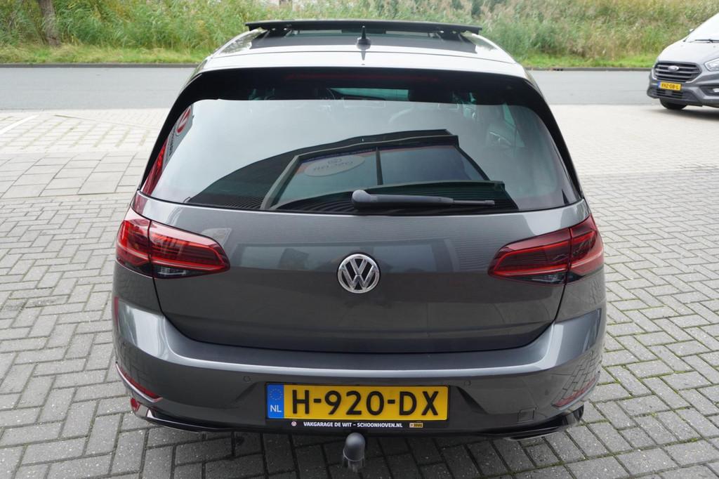 Volkswagen Golf 1.5 TSI Highline Business R / Pano / Trekhaa, 4 cilinders, 150 pk, Bedrijf, 19 km/l