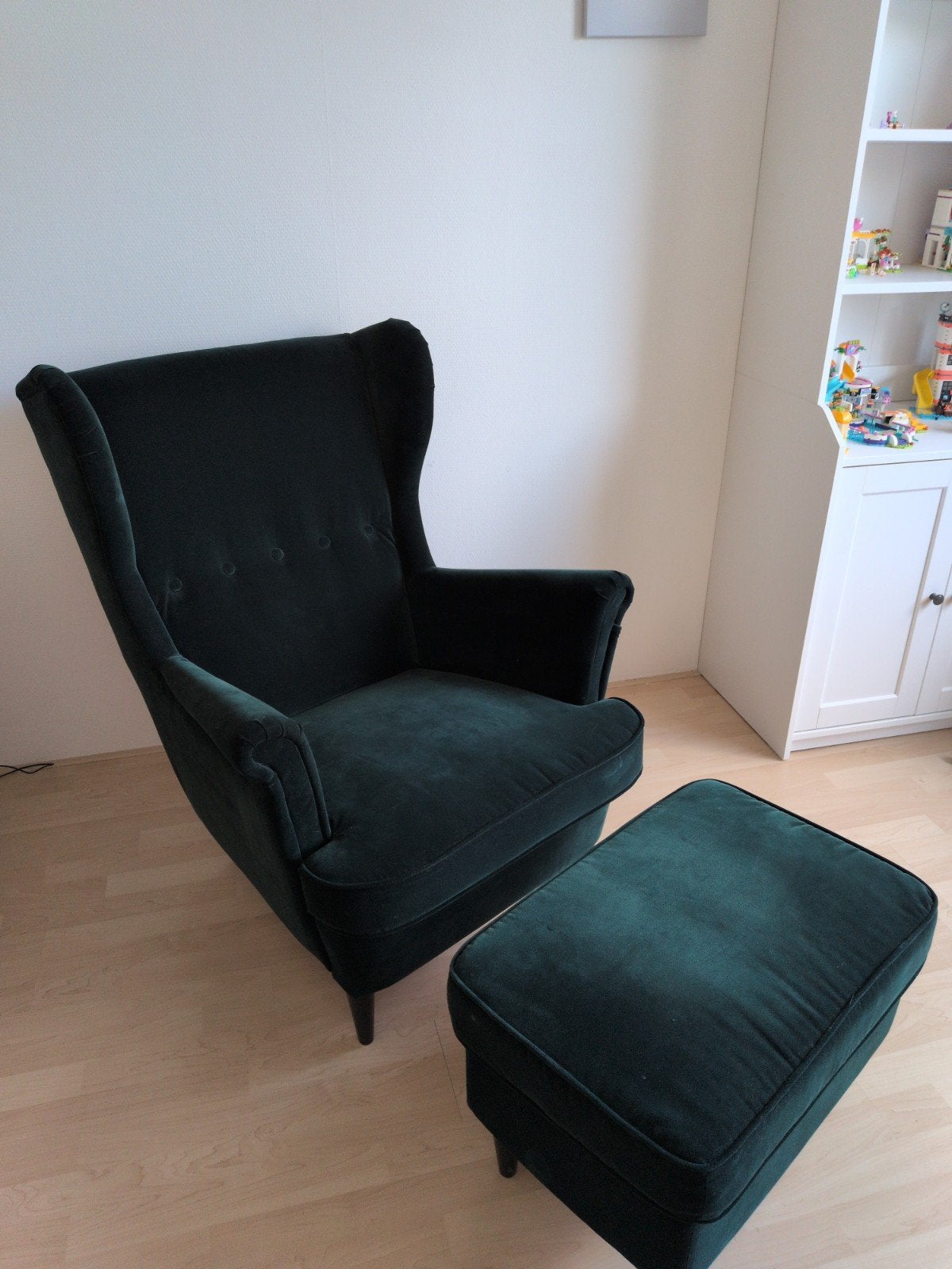 Ikea Strandmon fauteuil + voetenbank - donkergroen fluweel, Ophalen, 75 tot 100 cm, Zo goed als nieuw, 75 tot 100 cm