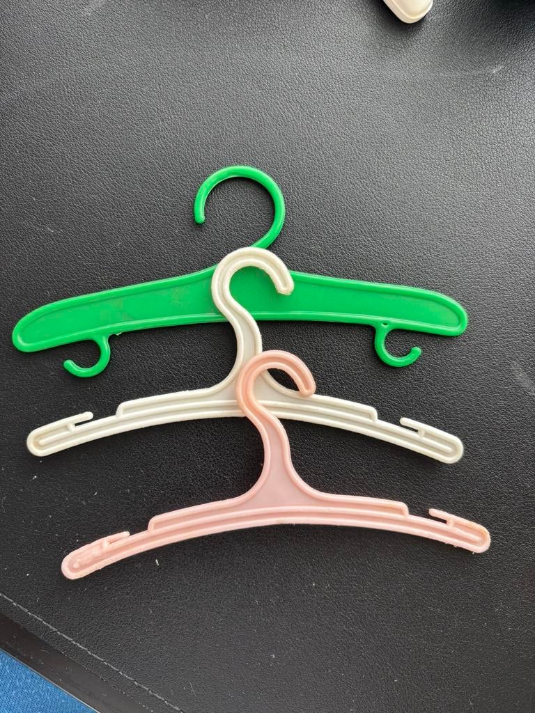 Kleine plastic hangers voor kleding van Paola Reina poppen, Verzamelen, Verzenden, Zo goed als nieuw, Pop