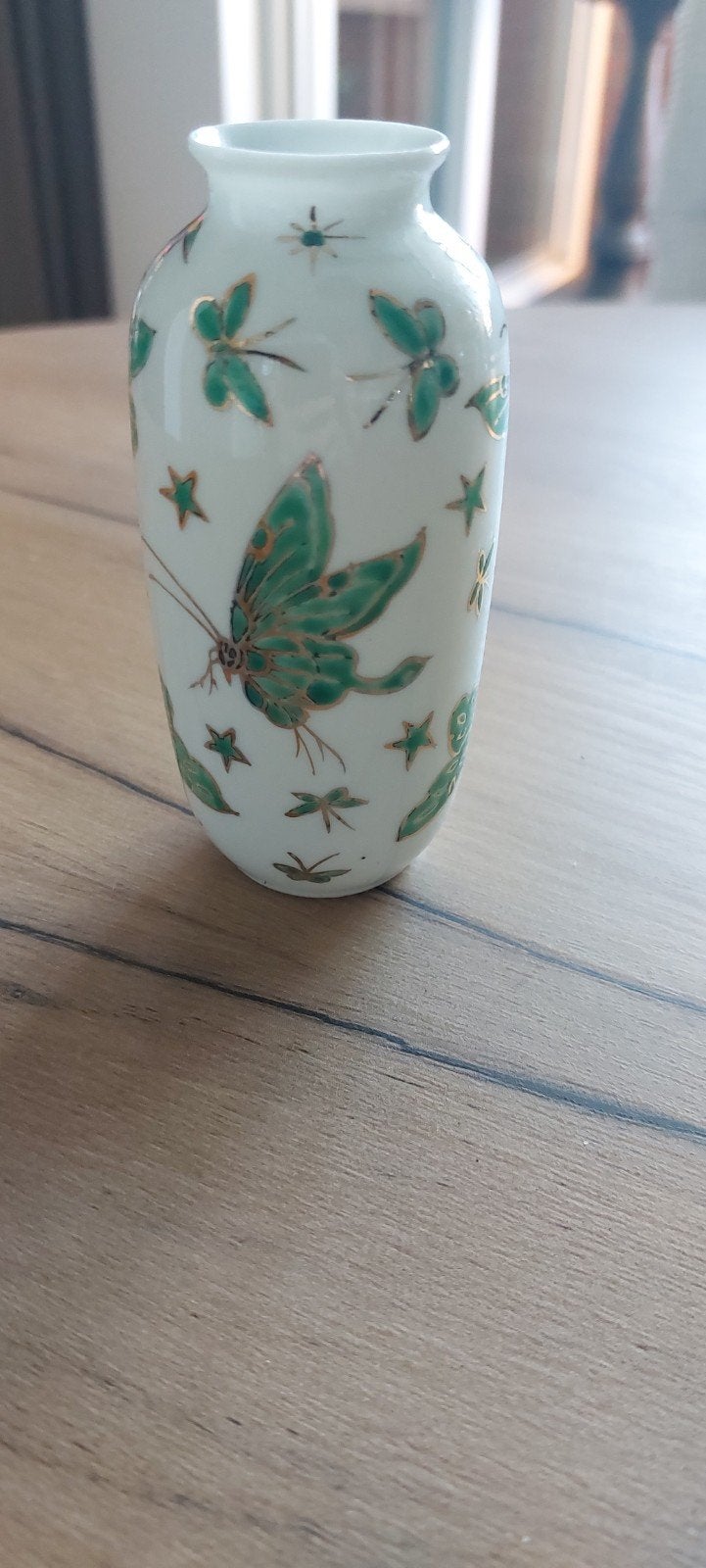 Decoratieve vaas met vlinders en gouden accenten, Antiek en Kunst, Ophalen of Verzenden