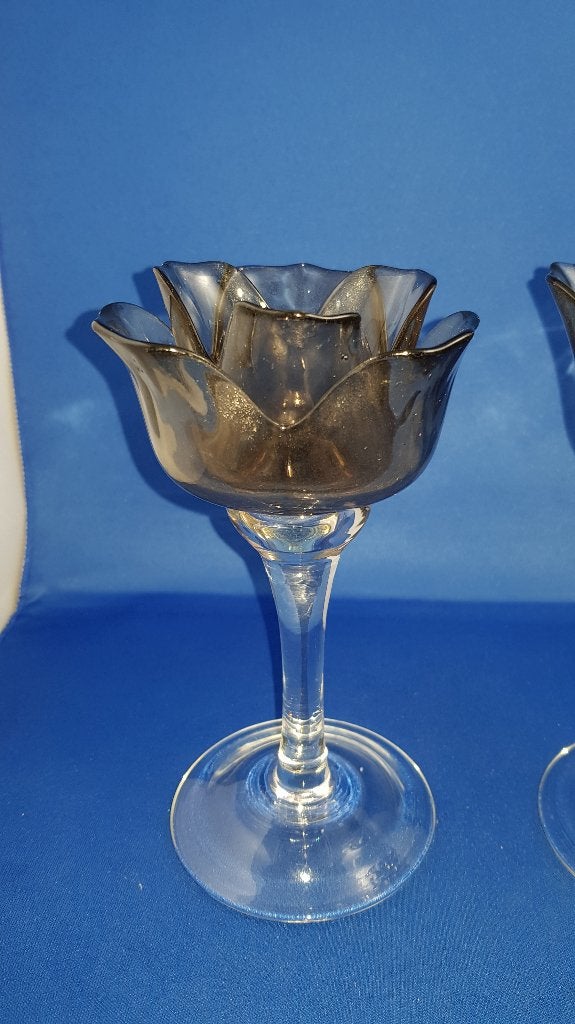 2x waxinelichtjeshouder van glas op voet. Bloemvorm. 2A6, Huis en Inrichting, Woonaccessoires | Kandelaars en Kaarsen, Tweedehands verkoop