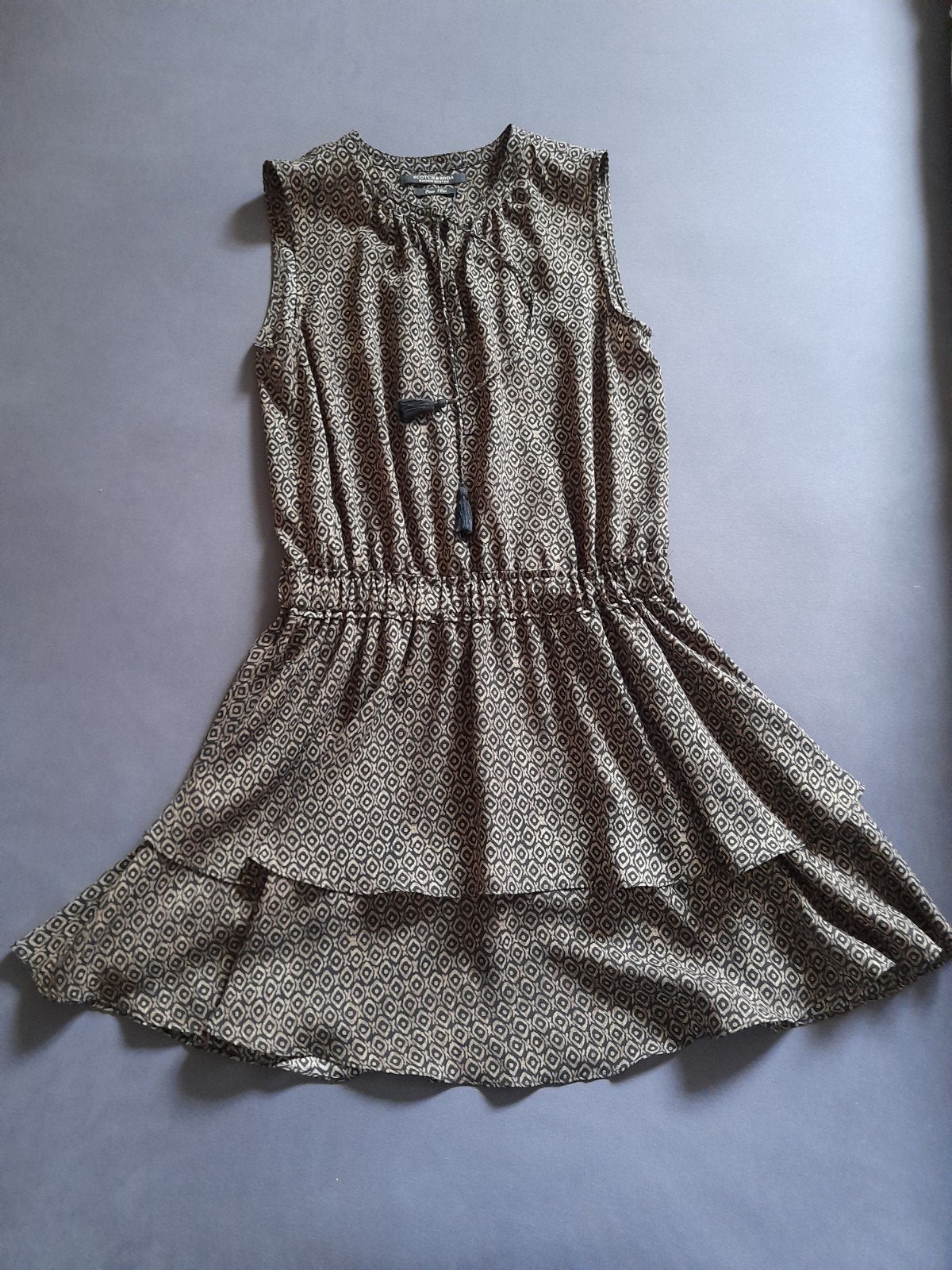 Scotch & Soda jurk met print en ruches, maat P, Kleding | Dames, Bruin, Scotch & Soda, Ophalen of Verzenden, Zo goed als nieuw