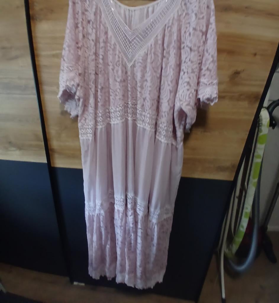 Mooie nieuwe kanten jurk maat 54/56, Kleding | Dames, Jurken, Maat 46/48 (XL) of groter, Ophalen of Verzenden, Roze, Gedragen