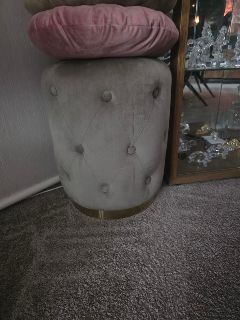 Mooie taupe velvet poef met goudkleurige onderrand, Minder dan 50 cm, Rond, Minder dan 50 cm, Ophalen of Verzenden