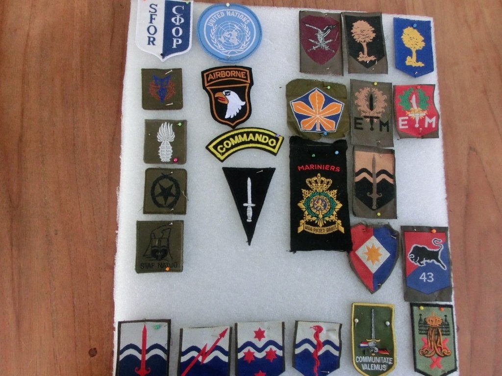25 mouw en borstemblemen, Ophalen of Verzenden, Landmacht, Nederland, Embleem of Badge
