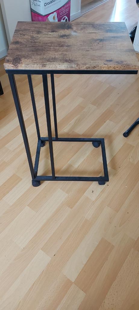 Bijzettafel op wieltjes, Huis en Inrichting, Tafels | Bijzettafels, Minder dan 55 cm, Zo goed als nieuw, Industrieel, Rechthoekig