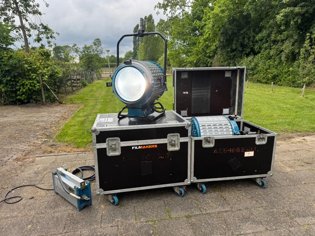 2 x ARRI HMI 2500 en Arri Studio lampen, Verzenden