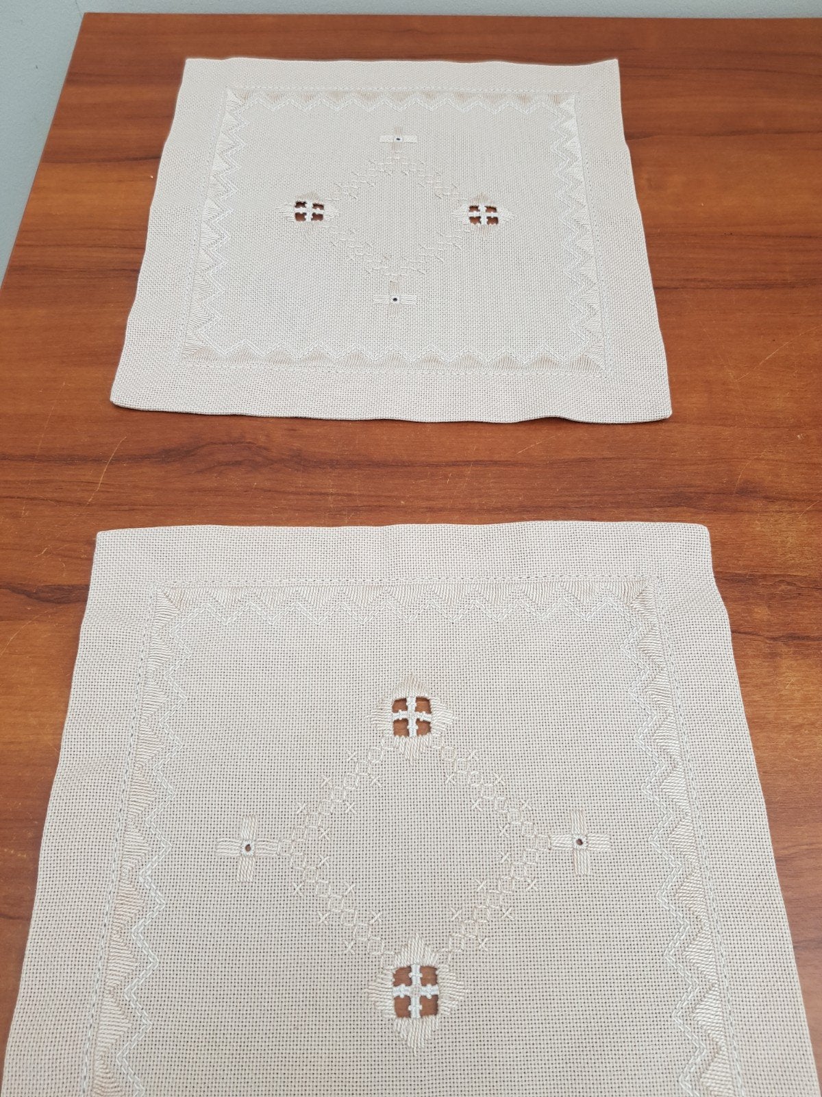 2 Hardanger kleedjes - Ecru - 30x30 cm, Ophalen of Verzenden