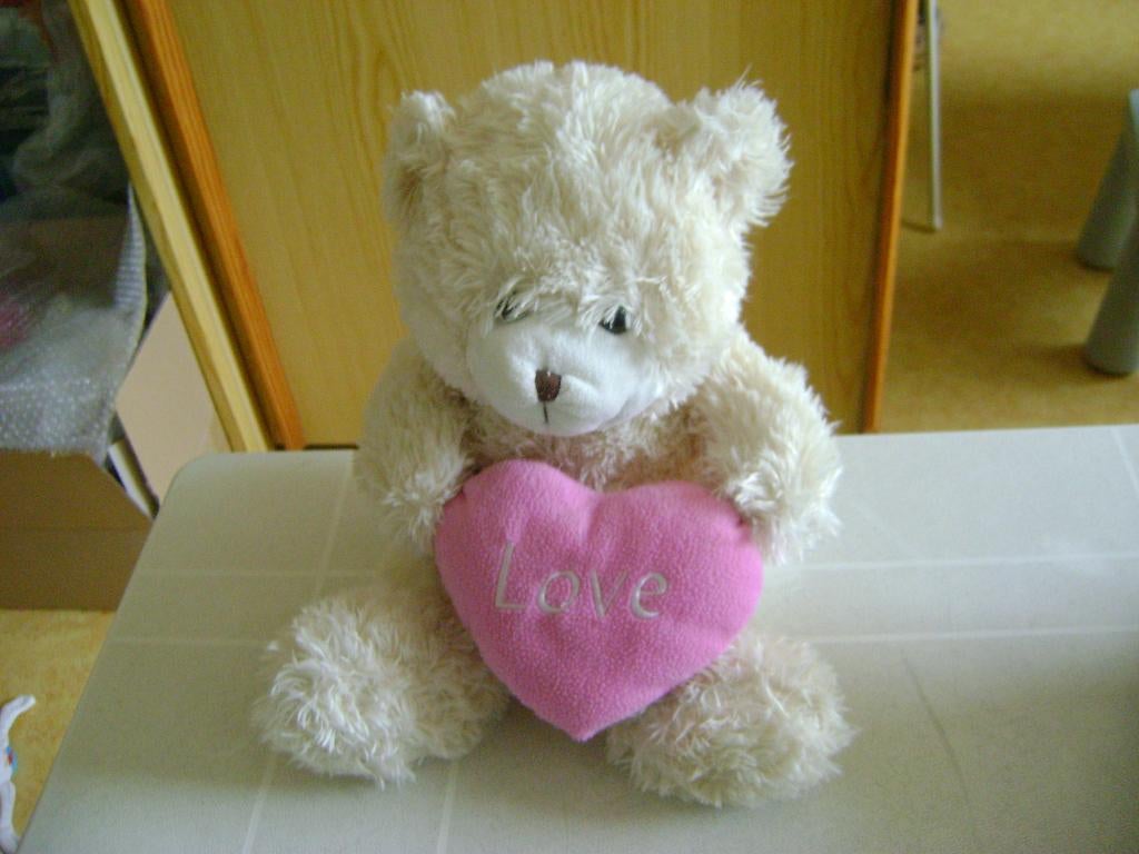 witte pluche beer met roze hartje met love erop 37cm groot, Overige merken, Overige karakters, Beer, Ophalen of Verzenden
