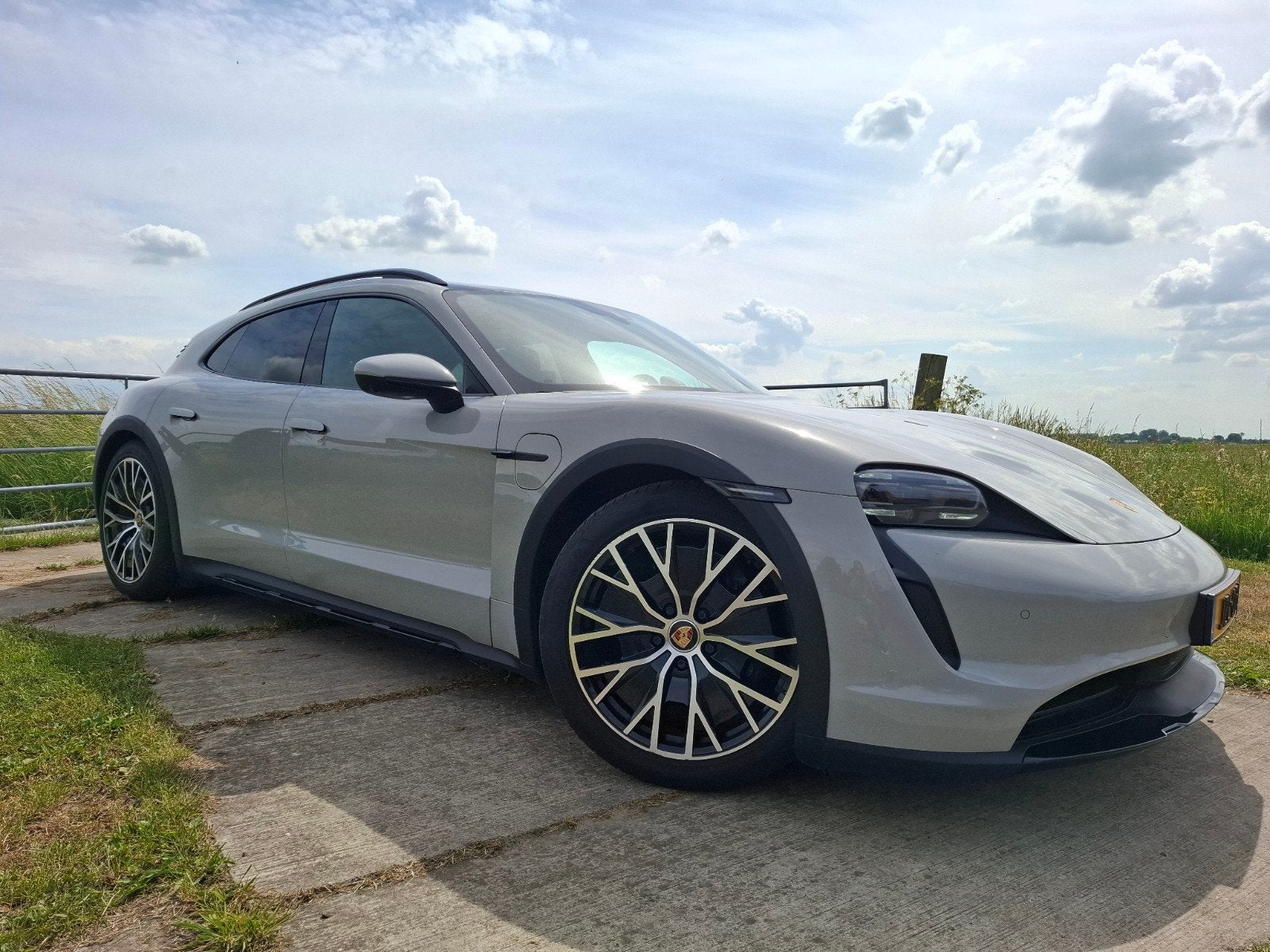 Porsche Taycan Cross Turismo 490pk 2021 Grijs, Auto's, Automaat, 2220 kg, Vierwielaandrijving, 108 pk