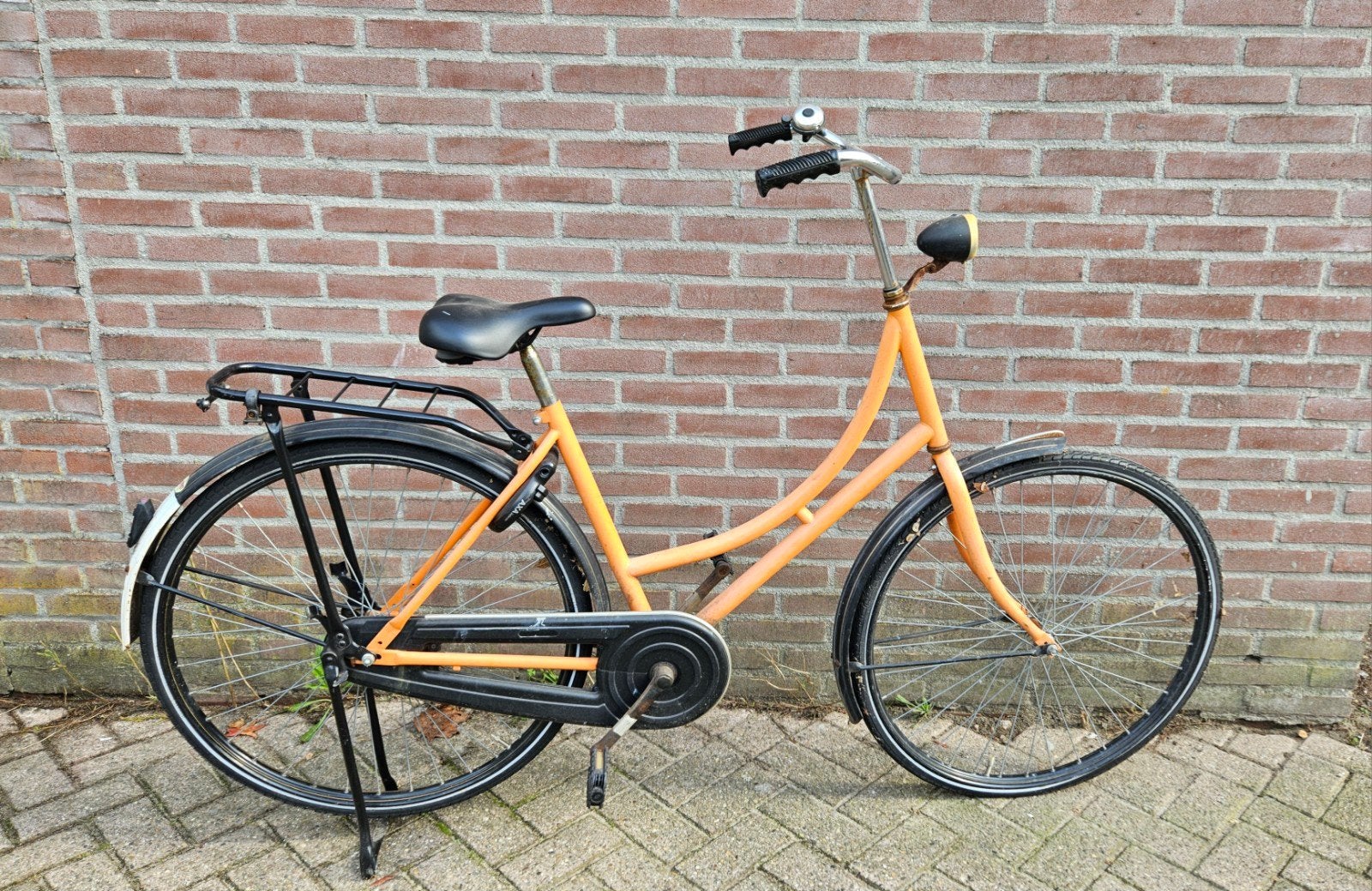 Oranje omafiets met AXA slot, Fietsen en Brommers, Velgrem, Ophalen, Overige merken, 53 tot 56 cm