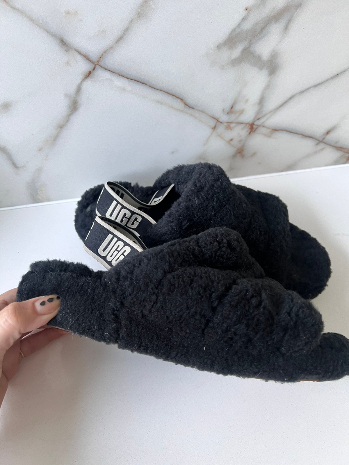UGG YEAH ZWARTE MONGOOLS LAM WOLLEN MUILEN SANDALEN MAAT 39, Zwart, Zo goed als nieuw, Sandalen of Muiltjes, Ophalen of Verzenden