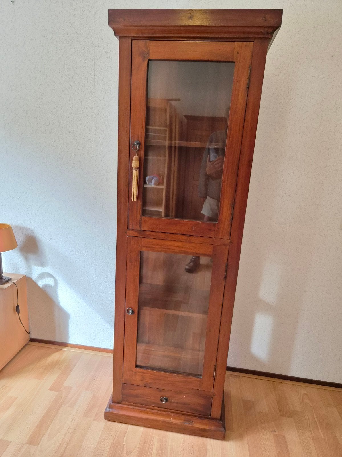 Houten vitrinekast met glazen deuren en lade, Ophalen, Minder dan 50 cm, Gebruikt, Met deur(en)