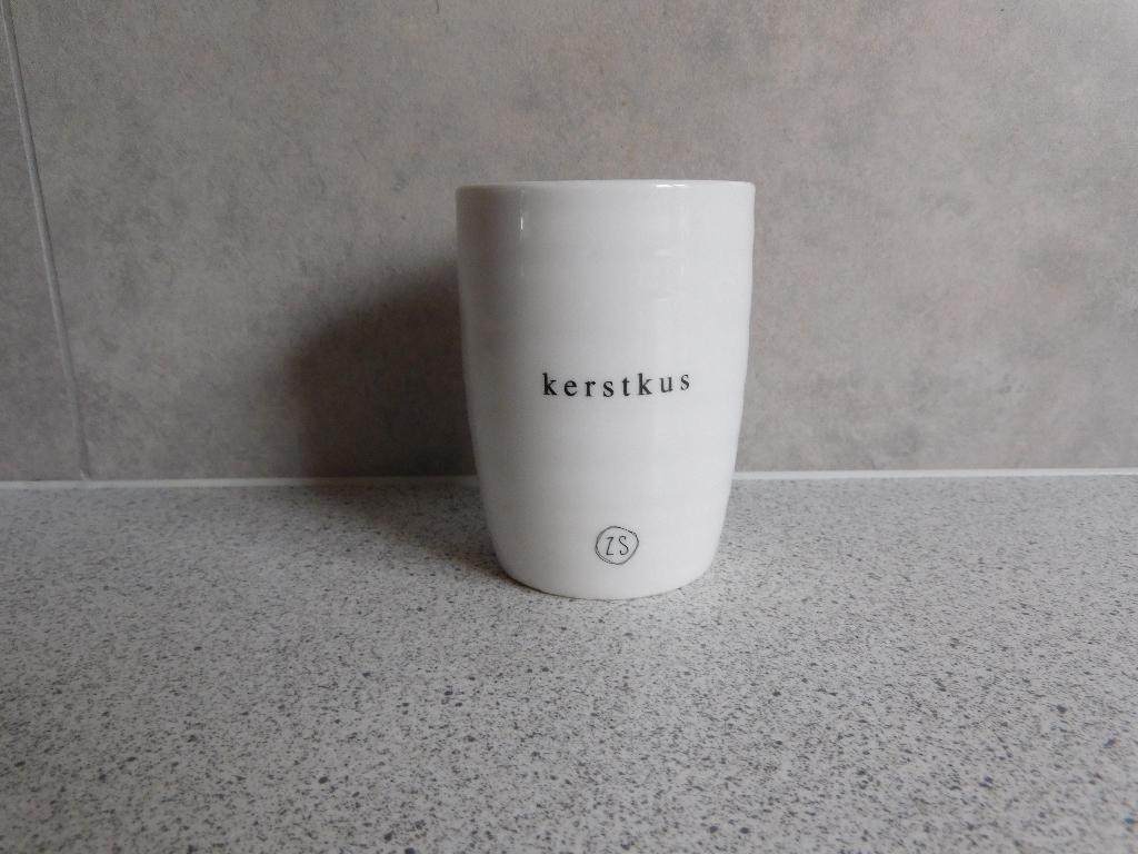 Mok 180 ml. 9,5x8 cm. kerstkus Zusss, Ophalen of Verzenden, Zo goed als nieuw, Overige stijlen, Kop(pen) en/of Schotel(s)