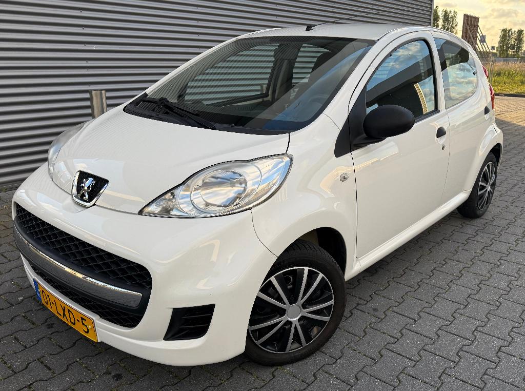 Peugeot 107 1.0 12V 5DR 2010 Wit, Auto's, Voorwielaandrijving, Stof, 4 stoelen, Origineel Nederlands