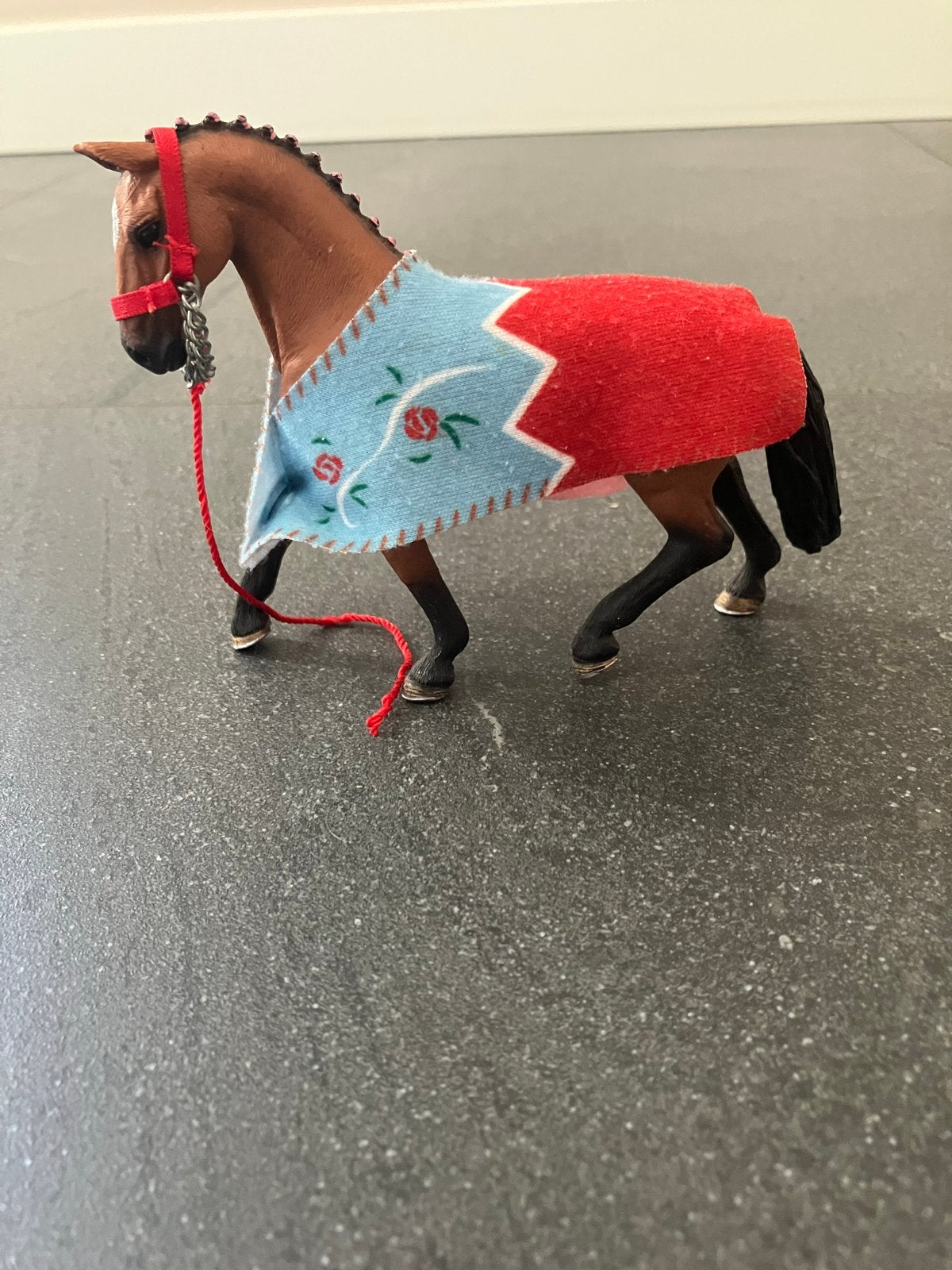 Schleich paard met deken en halster, Verzamelen, Speelgoed, Ophalen of Verzenden, Zo goed als nieuw