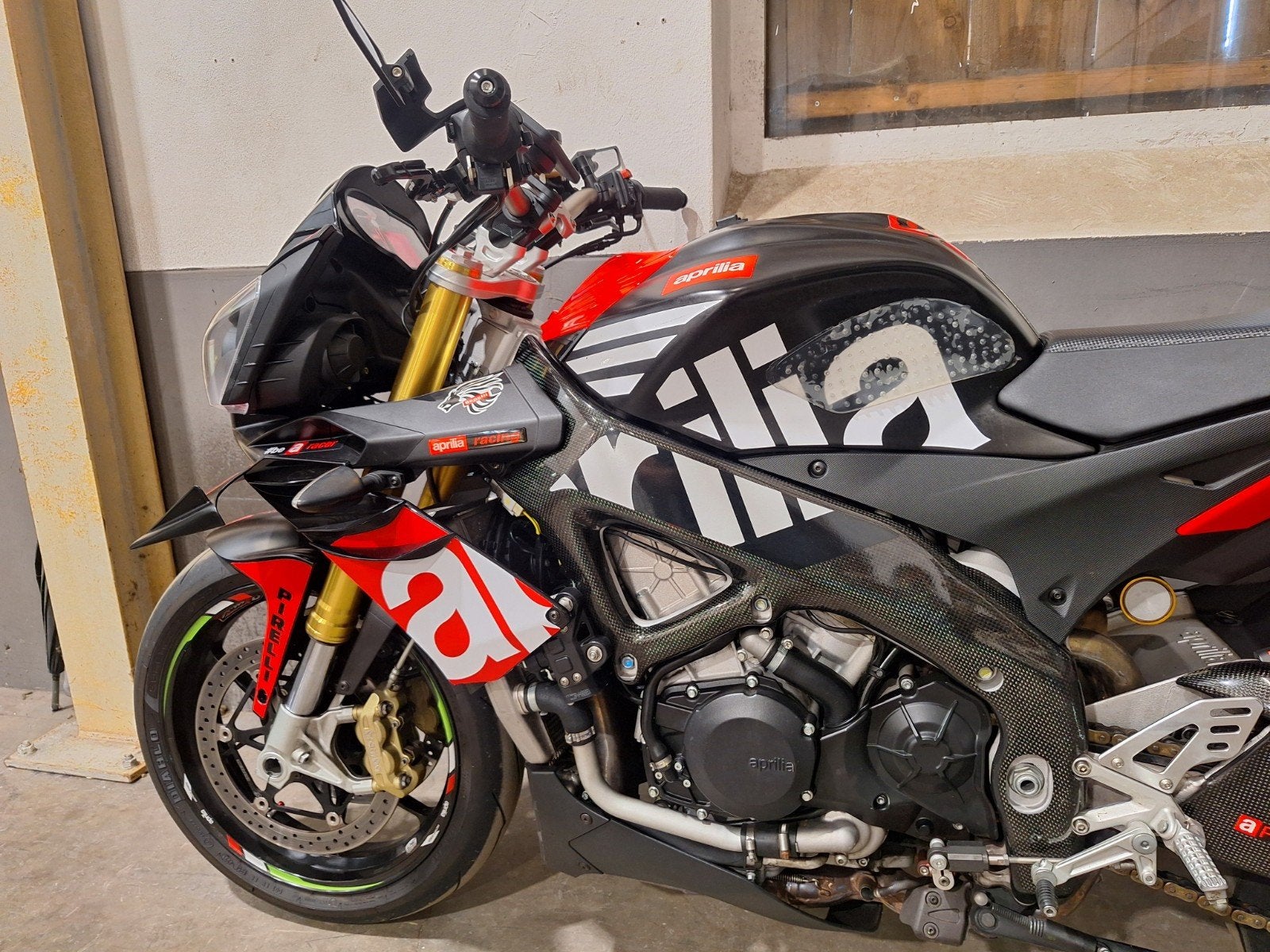 Foto 18 van DIKSTE Aprilia Tuono V4 APRC Hyper Naked carbon RSV4 MT09