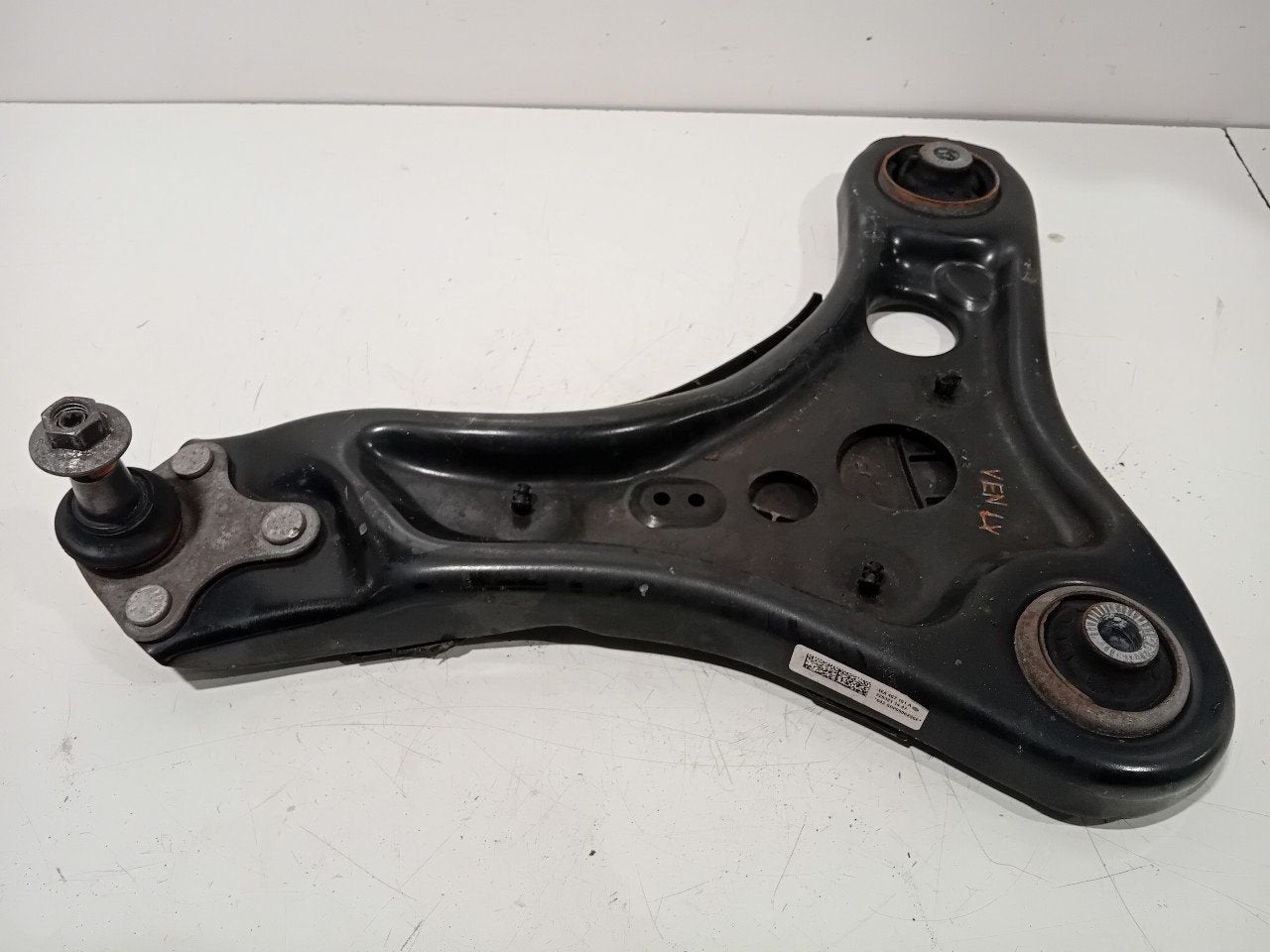 Draagarm links voor Skoda Enyaq, Onderdelen@venauto.nl, Van der Ven Autorecycling B.V., Gebruikt, Ettenseweg 76, 4706 PB Roosendaal, The Netherlands